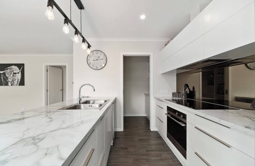 Wharewaka House | 3 min drive to the lake - Stay 3 nights pay for 2!