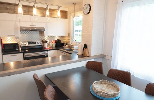 Desjardins Apartment | 3 min from Ferry to Old Quebec Central Cosy 3-bedroom Levis Centre