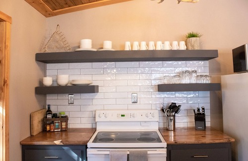 Tahoe Village House | 3 min to Boulder Ski Lift! Walk to Hiking trails. Pet friendly.