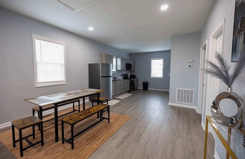 Burlington House | 3 Min to Downtown - 10 Min to Elon - Smart TVs