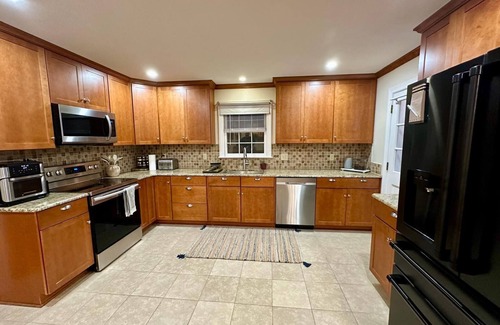Lynchburg House | 3 min to LU, 85" TV, 2 Dining areas, Fenced backyard, Large Driveway