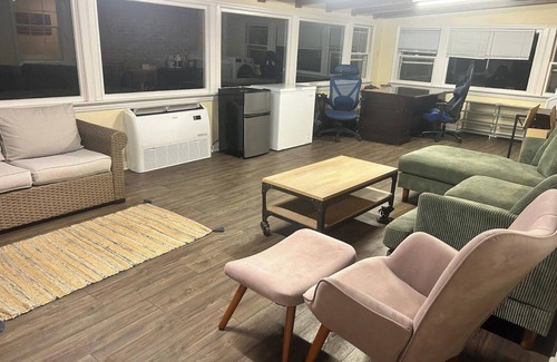 Lynchburg House | 3 min to LU, 85" TV, 2 Dining areas, Fenced backyard, Large Driveway