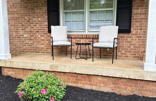 Lynchburg House | 3 min to LU, 85" TV, 2 Dining areas, Fenced backyard, Large Driveway