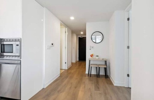 Bay Cloverhill Apartment | 3 Min To Subway New Condo Heart Of Downtownn