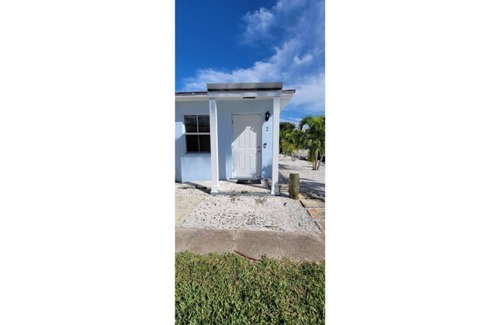Southside House | ⛱3 min Walk to Beach - Open Bright Modern Townhome