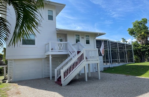 Sanibel House | 3 min walk to shells&sand-great escape Fully restored Sanibel Island