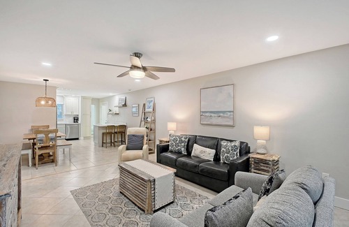 Siesta Key Condo | 3 min. walk to Siesta Key Beach-NEWLY RENOVATED 1st floor 2BR/2B w/heated pool