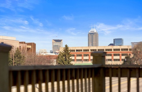 Fletcher Place House | 3 Mins to Downtown! Newly Remodel 2BR/2BR W/Jacuzzi & Deck