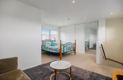 Orewa Apartment | 3 Minute Stroll To The Beach & Shops