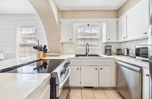 Crescent Beach Cottage | 3 Minute Walk to the Beach