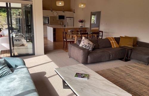 Waipu House | 3 minute walk into town plus two baths