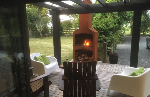 Waipu House | 3 minute walk into town plus two baths
