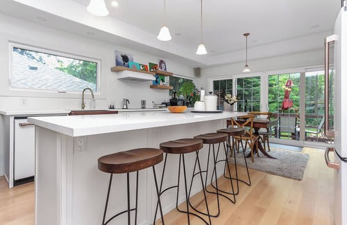 Wasaga Beach House | *3 MINUTE WALK* to best beach in Wasaga! Romantic private treed cottage getaway!
