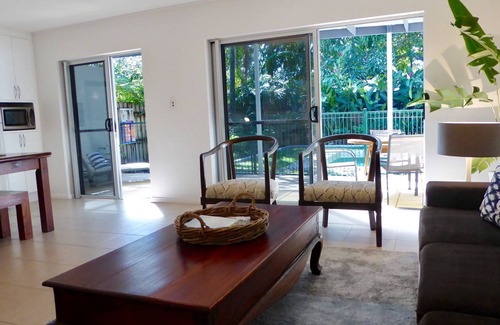 Palm Cove House | 3 minute walk to the beach and cafes!