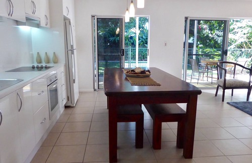 Palm Cove House | 3 minute walk to the beach and cafes!