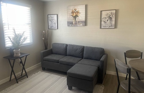 Avondale House | 3 Minutes from Tucson Medical Center-Cozy Modern Retreat.