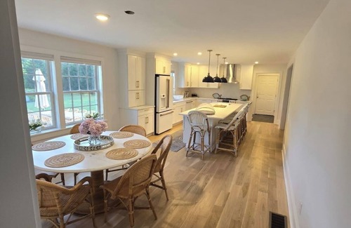 Middletown House | 3 minutes to beach, 10 minutes to Downtown Newport, heated pool and central air