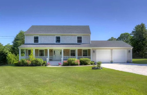 Middletown House | 3 minutes to beach, 10 minutes to Downtown Newport, heated pool and central air