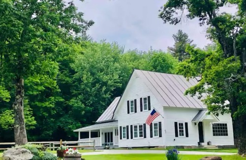 Killington House | 3 minutes to Killington Ski Resort - Sleeps 16 - Hot Tub