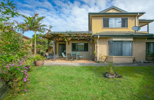 Yamba House | 3 minutes walk to pet friendly Pippi Beach and a 10 min walk into town.
