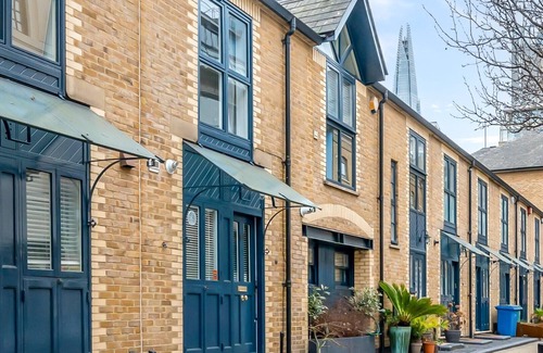 Tower Hill House | 3 minutes walk to Tower Bridge renovated 2 Bedrooms house with parking & garden