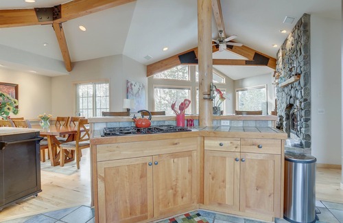 Sunriver House | 3 Mulligan Home features Hot Tub on Private Deck and Wood-Burning Fireplace by RedAwning