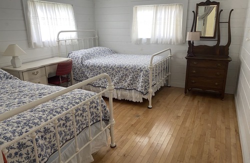 Ludington Cottage | 3 night minimum, 2 blocks from beach, close to pickle ball, 4 blocks to town.