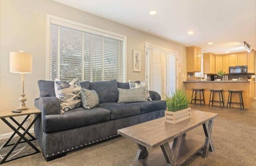 Midvale House | 3 Parkside Homes * 9 Bedrooms * Hot Tubs * Groups!