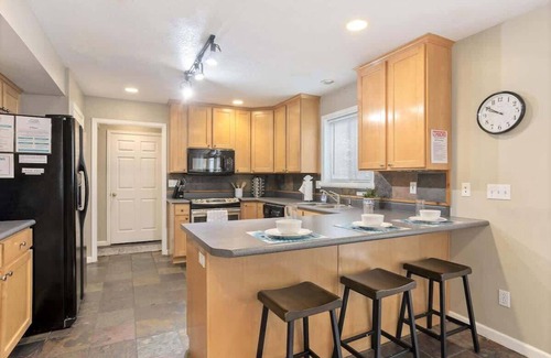 Midvale House | 3 Parkside Homes * 9 Bedrooms * Hot Tubs * Groups!