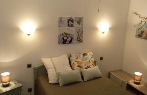 Claira House | 3-person apartment, terrace, wifi, parking, 10min from beach.