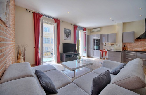 Cannes City Centre Apartment | 3 pièces avec balcon, vue sur le Vieux Port A2B022