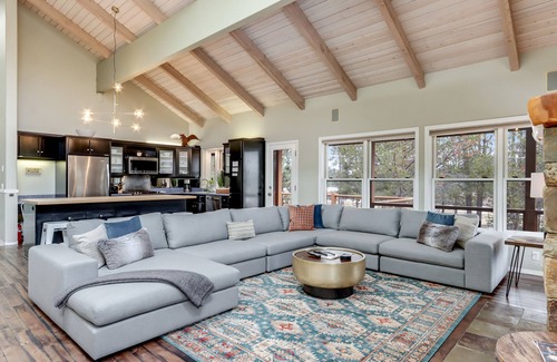 Oregon Water Wonderland House | 3 private acres of wildlife, Dock, Hot Tub, Pool Table, Disc Golf, Sledding