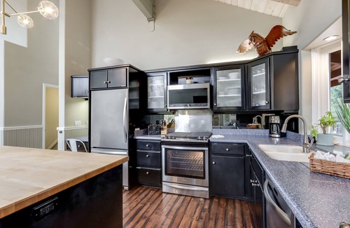 Oregon Water Wonderland House | 3 private acres of wildlife, Dock, Hot Tub, Pool Table, Disc Golf, Sledding