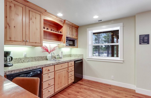 Oregon Water Wonderland House | 3 private acres of wildlife, Dock, Hot Tub, Pool Table, Disc Golf, Sledding