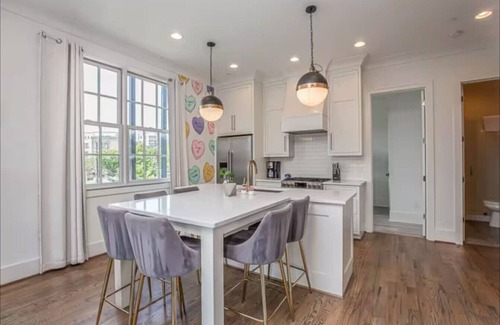 Rolling Mill Hill House | 3 Private Homes Walk2Boradway