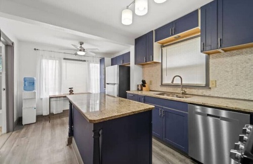 Johnson City House | 3 queen bedrooms, 2 fold-out beds, 2.5 baths near Binghamton University