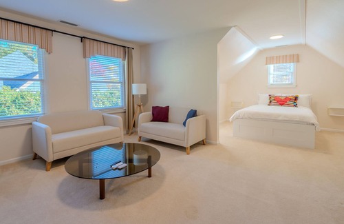 Trumbull House | 3 Queens Bed, 9 mins to SHU, Family & Pet Friendly