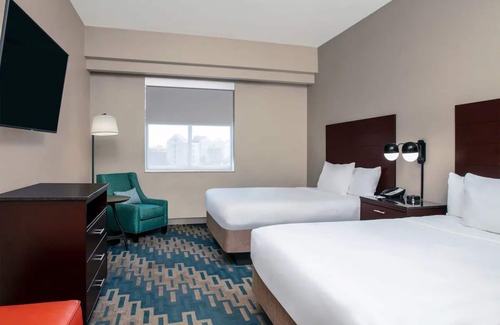 Dania Beach Hotel | 3 Relaxing Units Minutes to Dania Beach. Onsite Parking, Shuttle Service, Pool!