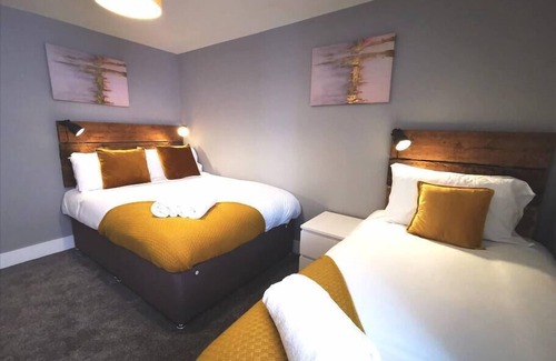 Llanelli Apartment | 3 RM Studio, Open-plan Living, Dining, & Kitchen