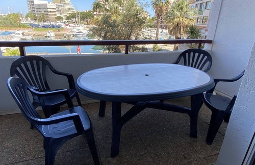 Le Port Apartment | 3-room apartment on the marina, 500m from the beach, for 6 people