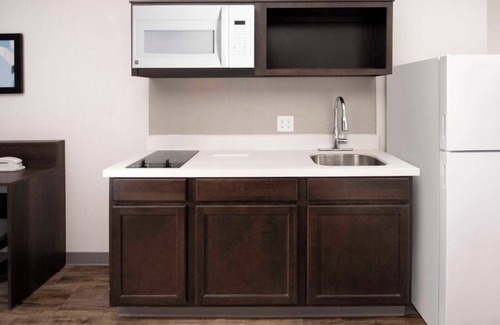 Austin Hotel | 3-Room Family Suite Near Downtown – 2 Queen Beds, Full Kitchen, & Parking