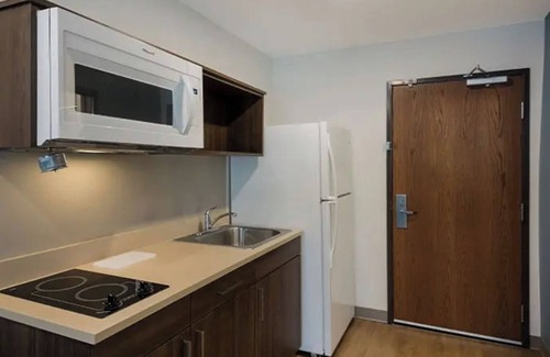 Austin Hotel | 3-Room Family Suite Near Downtown – 2 Queen Beds, Full Kitchen, & Parking