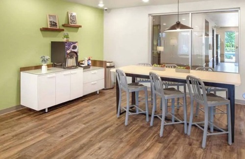 Austin Hotel | 3-Room Family Suite Near Downtown – 2 Queen Beds, Full Kitchen, & Parking