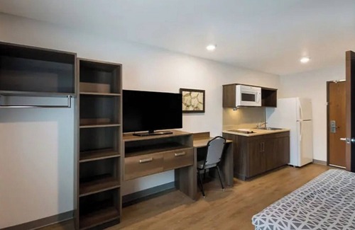 Austin Hotel | 3-Room Family Suite Near Downtown – 2 Queen Beds, Full Kitchen, & Parking