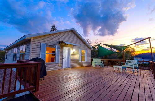 Edgewood House | 3 Rooms, Lake, Bocce Ball, Putting Green, Fire pit, Deck