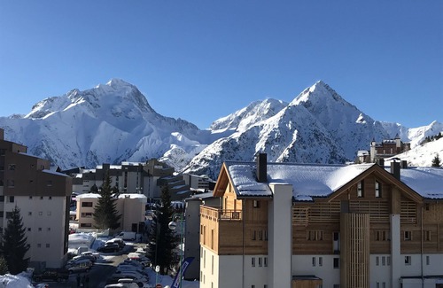 Les Deux Alpes Apartment | 3 rooms renovated, heart station, foot of the tracks, calm and sunny (expo south)