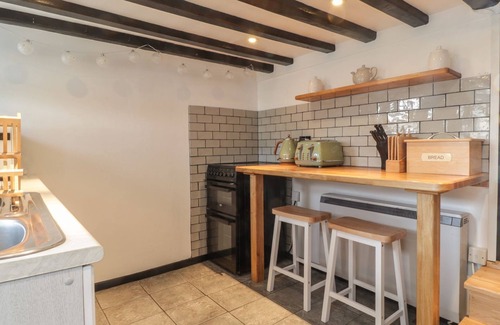 Pevensey House | 3 SEAVIEW COTTAGES, family friendly, with a garden in Normans Bay