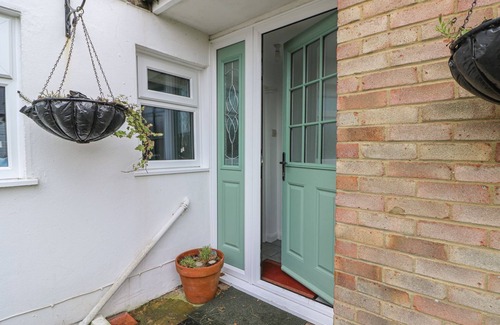 Pevensey House | 3 SEAVIEW COTTAGES, family friendly, with a garden in Normans Bay