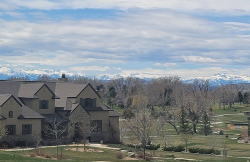 Edgar House | 3 sided views of golf course, Rimrocks, hill, Bear Tooth and Prior Mountains.