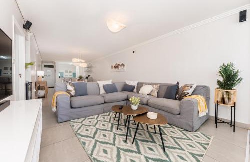 Shaka's Rock Apartment | 3 Skiathos- Stylish apartment with Breaker Views(no loadshedding)